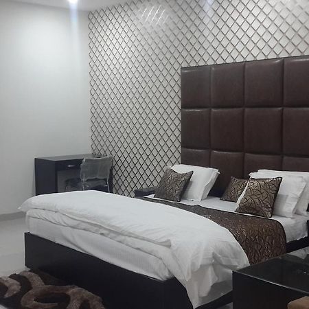 Hotel Mandakini Lush Kánpur Exteriér fotografie